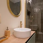The Edgewater - Cityscape Apartment