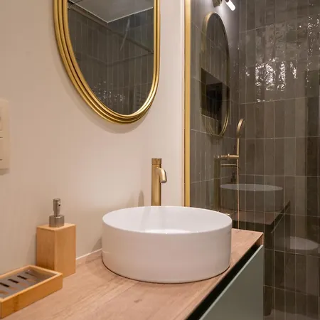 The Edgewater - Cityscape Apartment